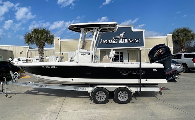 2022 Robalo 226 Cayman